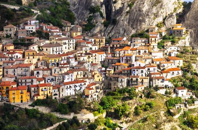Cari piccoli borghi d'Italia, se non fate rete le città vi divoreranno